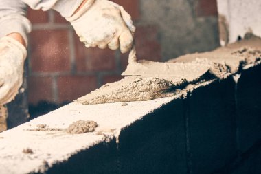 Gerçek inşaat işçisi örmek duvar kapalı.