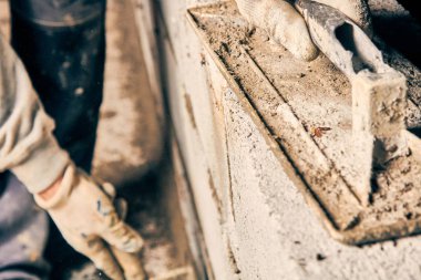 Gerçek inşaat işçisi örmek duvar kapalı.