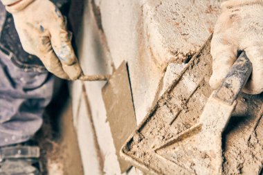 Gerçek inşaat işçisi örmek duvar kapalı.