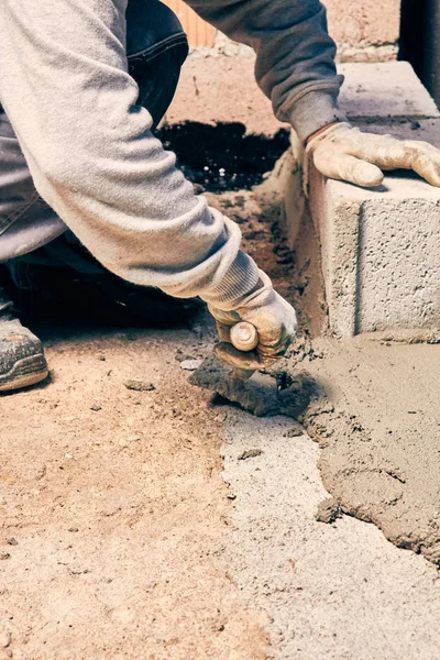 실제 건설 노동자 bricklaying 실내 벽. — 스톡 사진