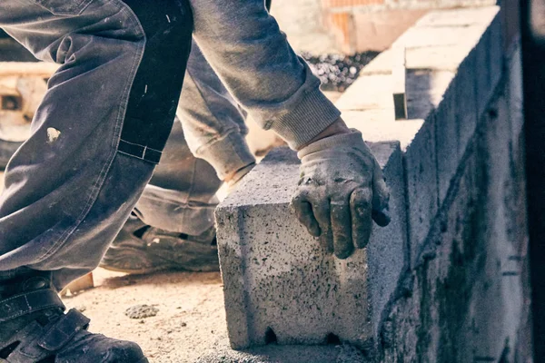 Véritable ouvrier de la construction maçonnant le mur à l'intérieur . — Photo