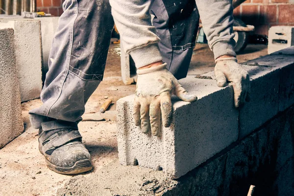 Véritable ouvrier de la construction maçonnant le mur à l'intérieur . — Photo