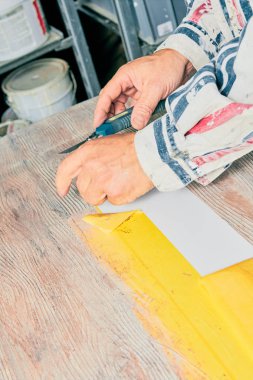 Yapay ahşap doku yapmak için aracını kullanarak sanatçı.