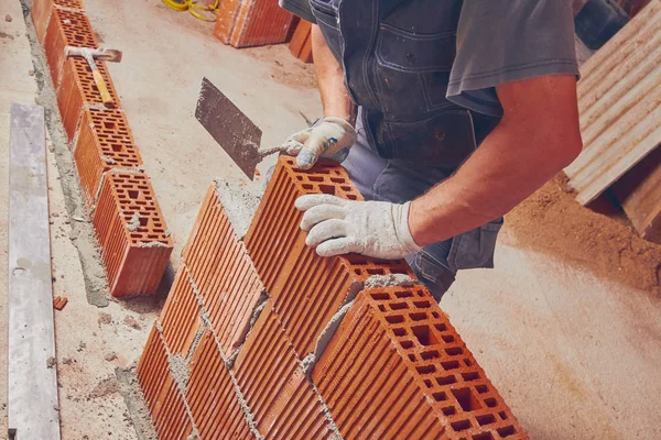 Trabajador de construcción real albañilería de la pared en el interior . —  Fotos de Stock