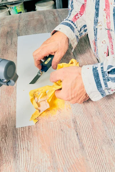 Artista usando ferramenta para fazer textura de madeira artificial . — Fotografia de Stock