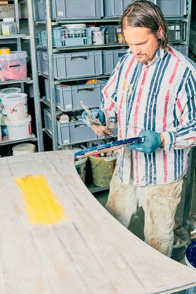 Artista usando pincel para fazer textura de madeira artificial . — Fotografia de Stock