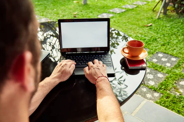 Homem com café / chá e laptop em um alpendre . — Fotografia de Stock