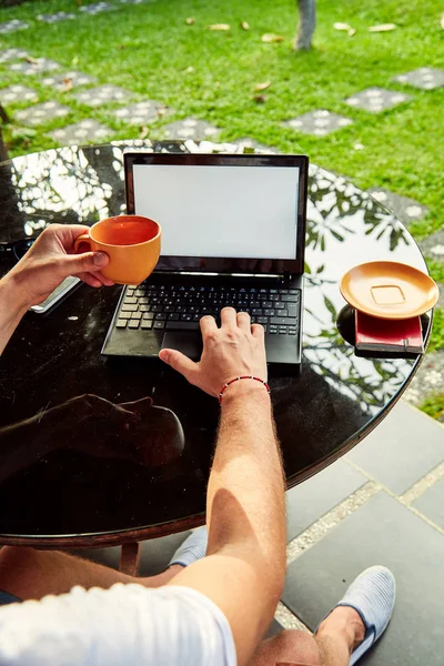 Hombre con café / té y portátil en un porche de casa . — Foto de Stock