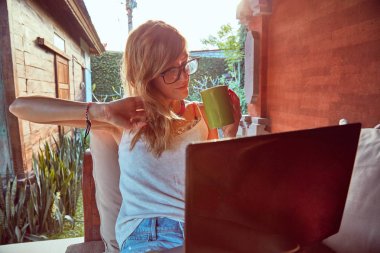 Serbest kız bir tatil üzerinde çalışan / evde veranda veranda.