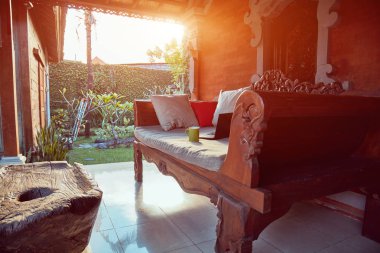 Dizüstü bilgisayar, cep telefonu ve kahve fincanı bir veranda kanepe açık havada toplam