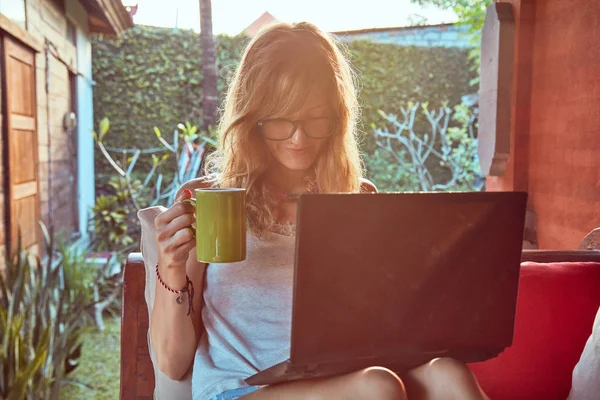 Freelancer meisje werkt op een vakantie/thuis patio veranda. — Stockfoto