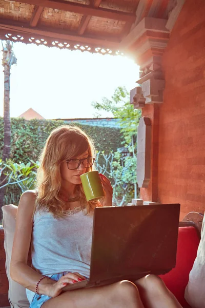 Freelancer chica trabajando en unas vacaciones / en casa patio porche . — Foto de Stock