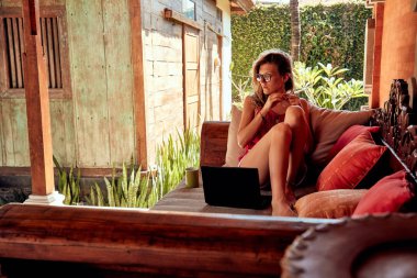 Tatilde kahve ve dizüstü bilgisayar ile Freelancer kız.