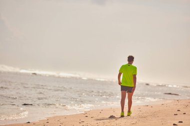 Adam çalışan/tropikal egzotik plajda koşu.