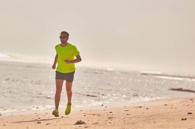 Adam çalışan/tropikal egzotik plajda koşu.