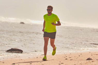 Adam çalışan/tropikal egzotik plajda koşu.