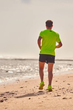 Adam çalışan/tropikal egzotik plajda koşu.