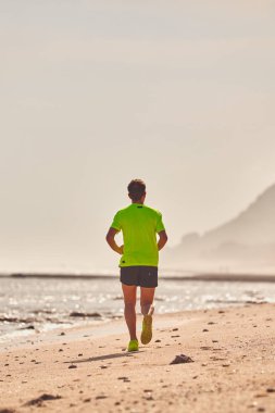 Adam çalışan/tropikal egzotik plajda koşu.