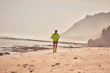 Adam çalışan/tropikal egzotik plajda koşu.