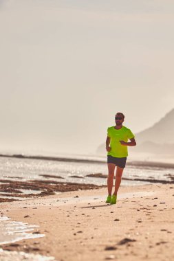 Adam çalışan/tropikal egzotik plajda koşu.