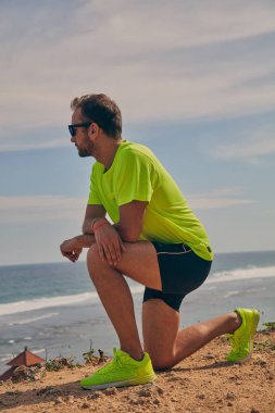 Okyanus yakınında tropikal egzotik uçurumun üzerinde uzanan Sportsman.
