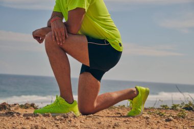 Okyanus yakınında tropikal egzotik uçurumun üzerinde uzanan Sportsman.