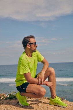 Okyanus yakınında tropikal egzotik uçurumun üzerinde uzanan Sportsman.