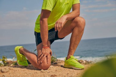 Okyanus yakınında tropikal egzotik uçurumun üzerinde uzanan Sportsman.