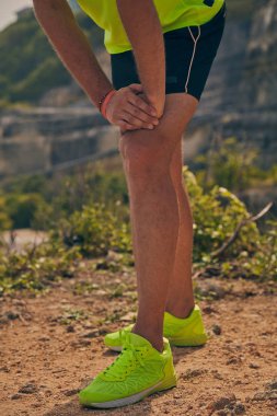 Okyanus yakınında tropikal egzotik uçurumun üzerinde uzanan Sportsman.