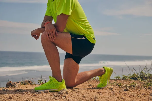 Okyanus yakınında tropikal egzotik uçurumun üzerinde uzanan Sportsman.