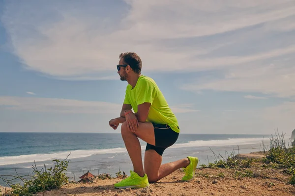 Okyanus yakınında tropikal egzotik uçurumun üzerinde uzanan Sportsman.