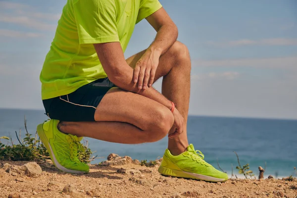 Okyanus yakınında tropikal egzotik uçurumun üzerinde uzanan Sportsman.