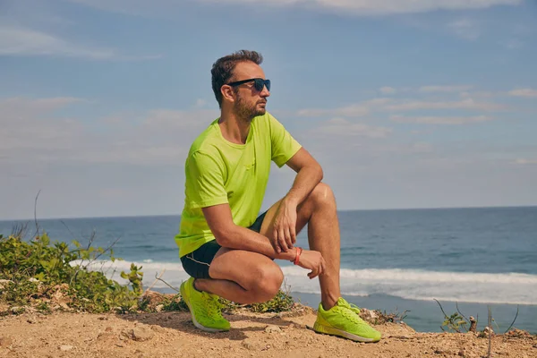 Sportler auf einer tropischen, exotischen Klippe in der Nähe des Ozeans. — Stockfoto