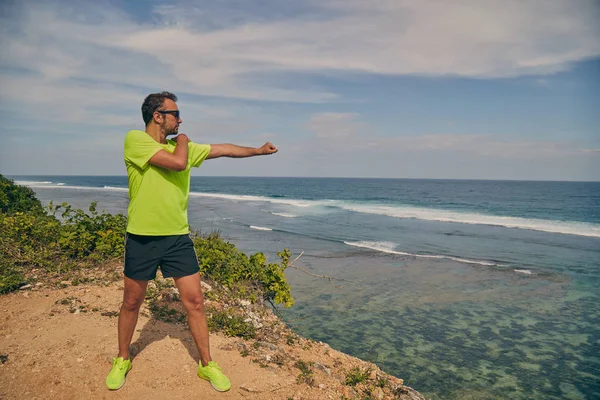 Okyanus yakınında tropikal egzotik uçurumun üzerinde uzanan Sportsman.