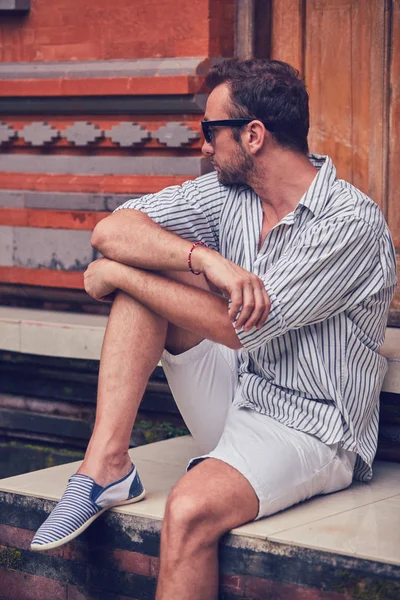Άνθρωπος που κάθεται σε ένα σπίτι Αίθριο/βεράντα και απολαμβάνοντας το καλοκαίρι. — Φωτογραφία Αρχείου