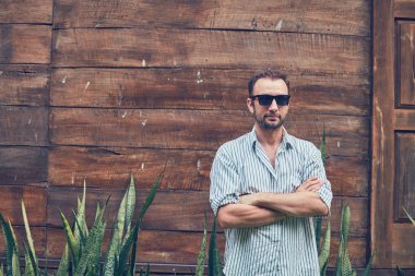 Yaz aylarında kıyafet adam açık havada poz.