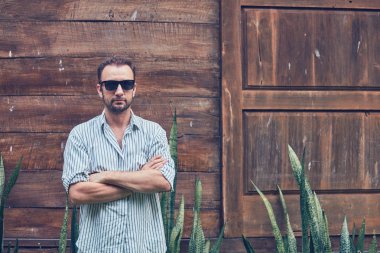 Yaz aylarında kıyafet adam açık havada poz.