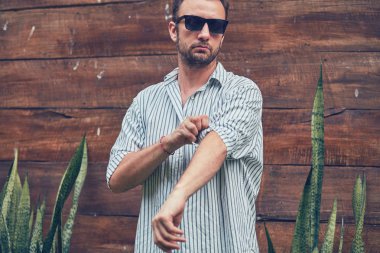 Yaz aylarında kıyafet adam açık havada poz.