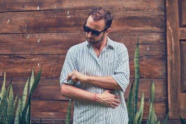 Yaz aylarında kıyafet adam açık havada poz.