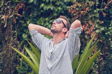 Yaz aylarında kıyafet adam açık havada poz.