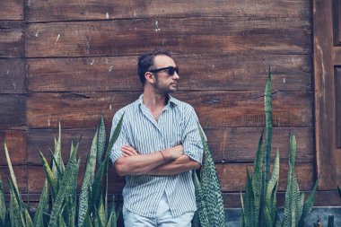 Yaz aylarında kıyafet adam açık havada poz.