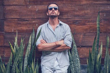 Yaz aylarında kıyafet adam açık havada poz.