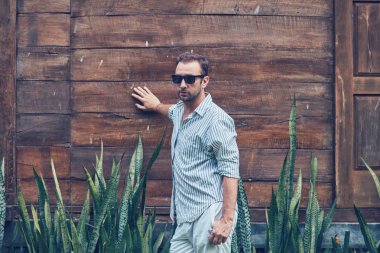 Yaz aylarında kıyafet adam açık havada poz.