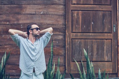 Yaz aylarında kıyafet adam açık havada poz.