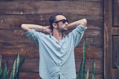 Yaz aylarında kıyafet adam açık havada poz.