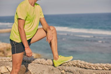 Okyanus yakınında tropikal egzotik uçurumun üzerinde uzanan Sportsman.