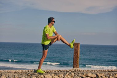 Okyanus yakınında tropikal egzotik uçurumun üzerinde uzanan Sportsman.