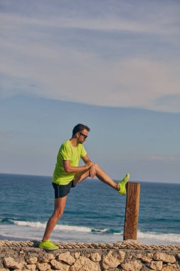 Okyanus yakınında tropikal egzotik uçurumun üzerinde uzanan Sportsman.