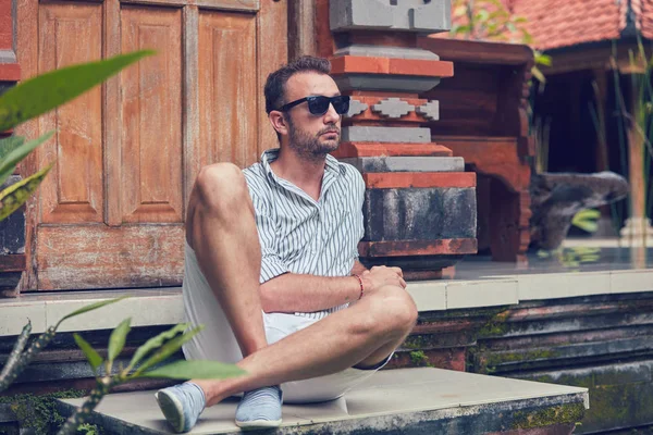 Man zittend op een huis patio/veranda en genieten van de zomer. — Stockfoto