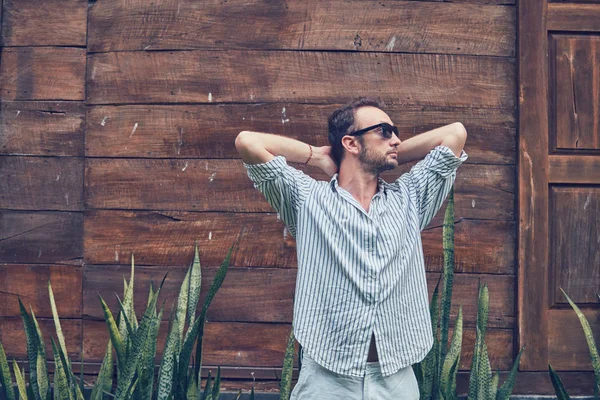 Yaz aylarında kıyafet adam açık havada poz.